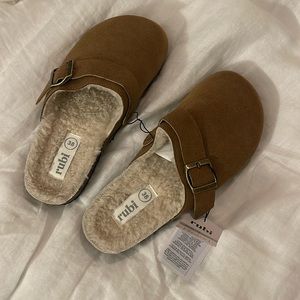 NWT clogs